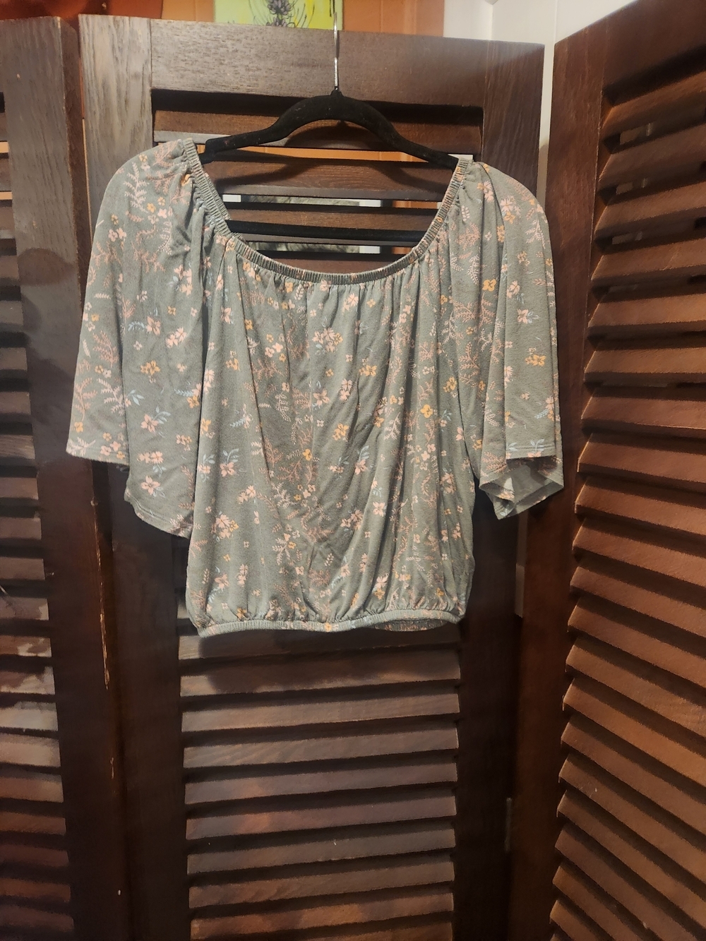 Mudd Grey Floral Button-Front Crop Top - Picture 4 of 4